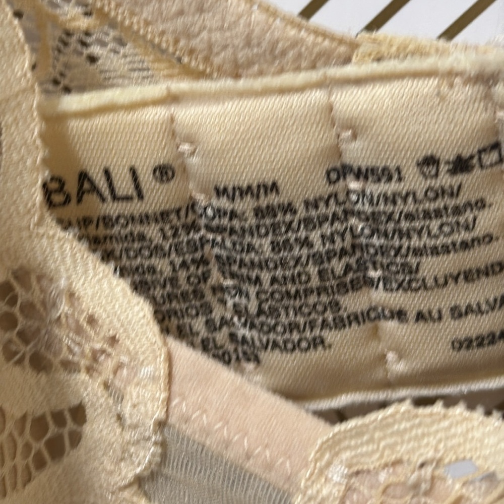 Bali bra medium beige lace detail no underwire - Picture 2 of 4